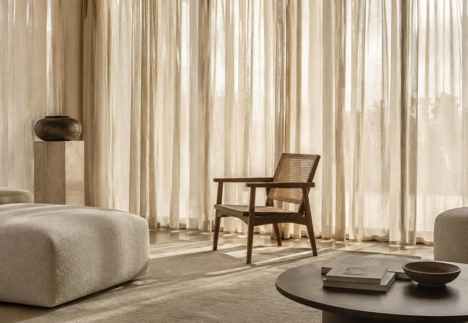 Sala com cortinas de linho em tons de areia